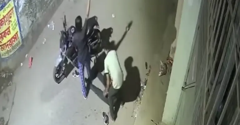 চলন্ত মোটরসাইকেলে ইট ছোড়া হচ্ছে